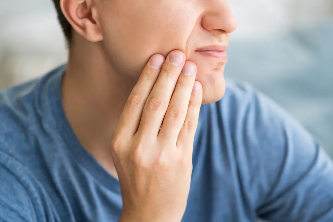 Man with toothache from wisdom teeth